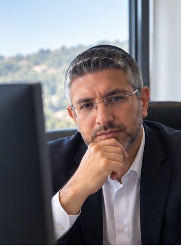 ברק נהרי סוכן ביטוח ופיננסים בפגישת ייעוץ עם לקוח במשרד